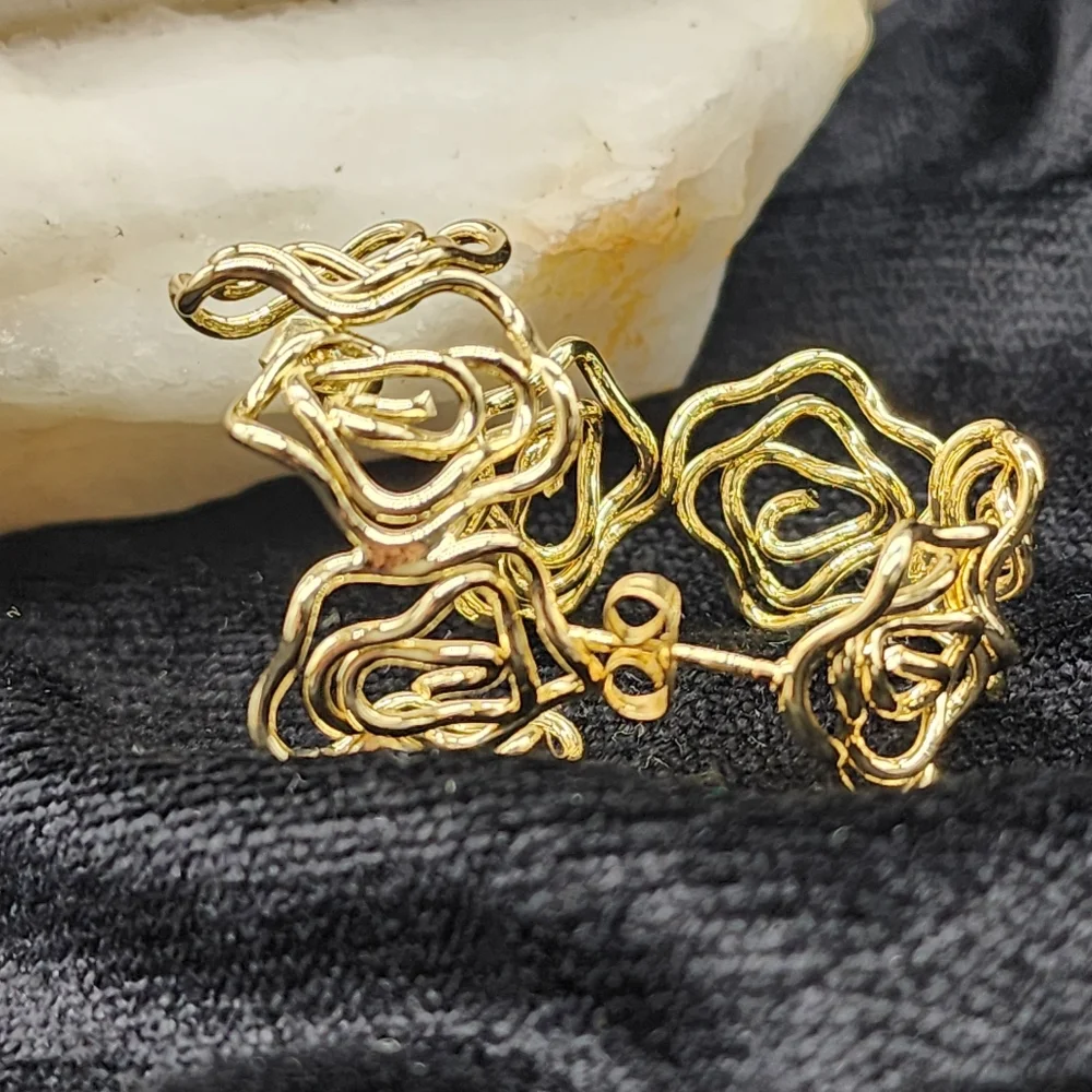 Unique Hoops Rhodium 18 kt Gold Plated Earrings/Studs Floral Design